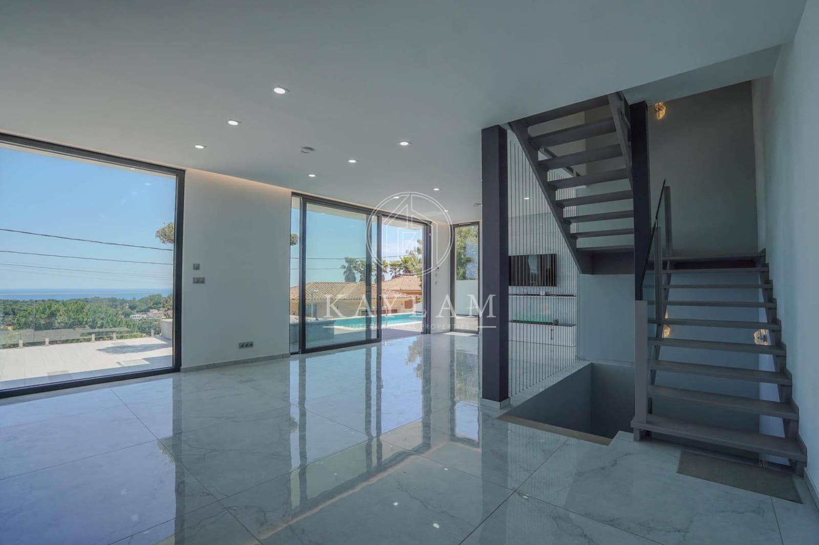 4 soveværelse Villa til salg i Lloret de Mar med swimmingpool garage - € 777.000 (Ref: 9860106)