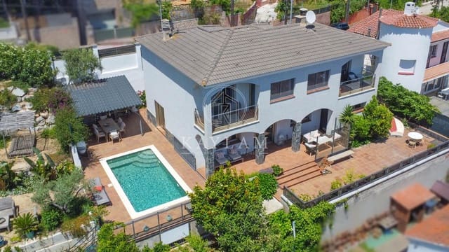 4 chambre Villa/Maison à vendre à Lloret de Mar avec piscine garage - 650 000 € (Ref: 9899191)