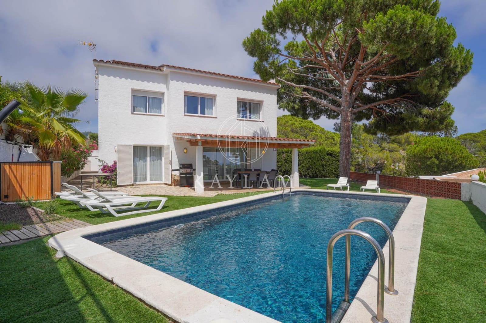 4 bedroom Villa for sale in Lloret de Mar with pool garage - € 590,000 (Ref: 9934212)