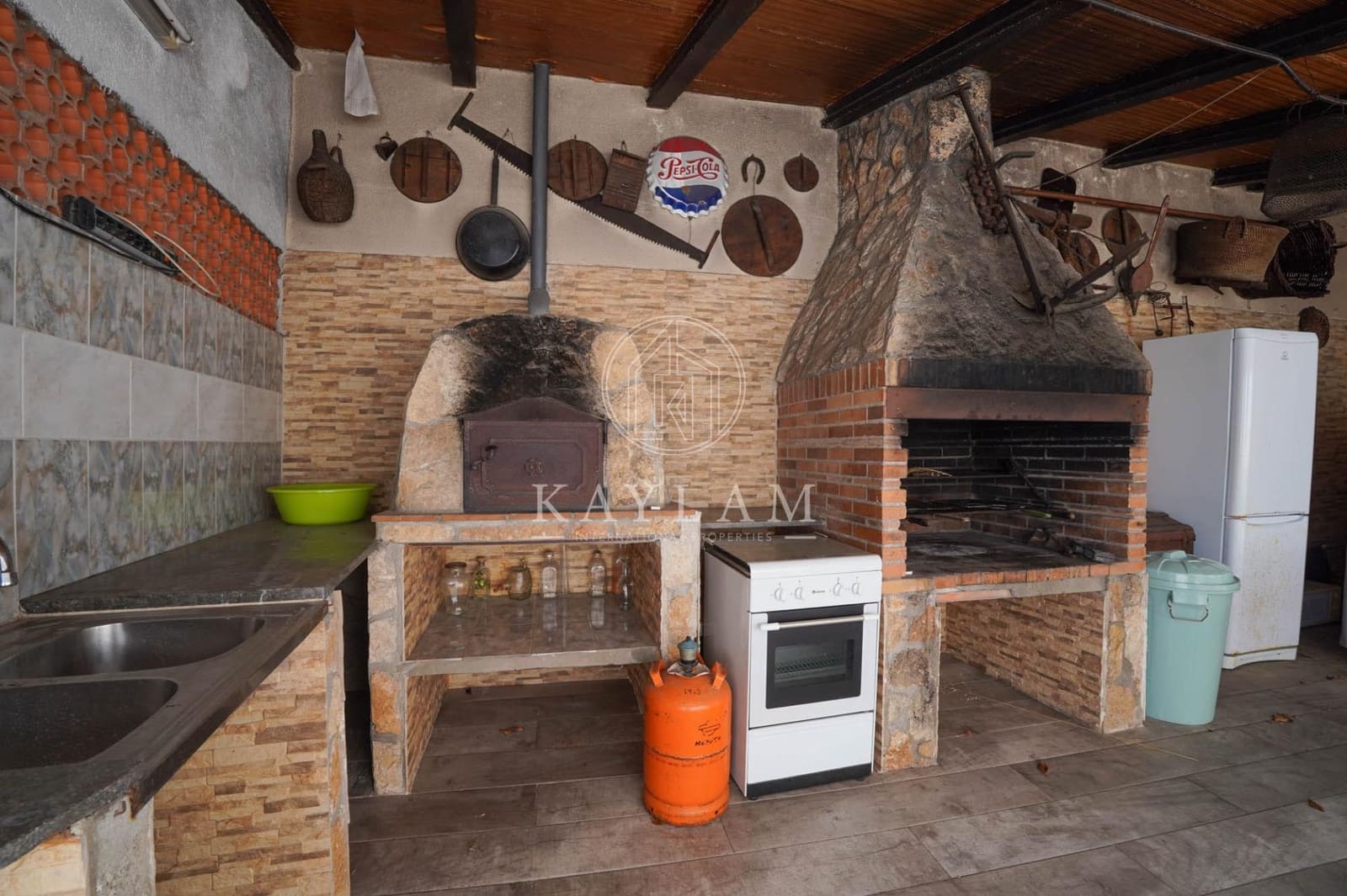 6 bedroom Villa for sale in Lloret de Mar with pool - € 599,000 (Ref: 9938211)