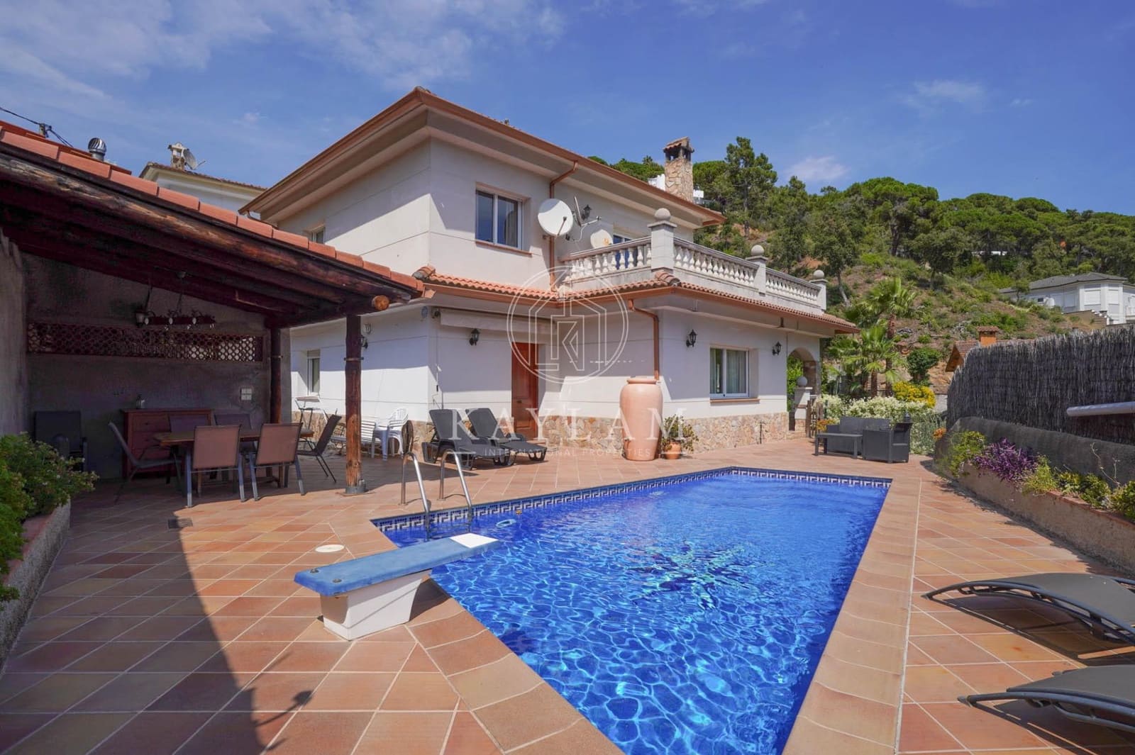 6 bedroom Villa for sale in Lloret de Mar with pool - € 599,000 (Ref: 9938211)