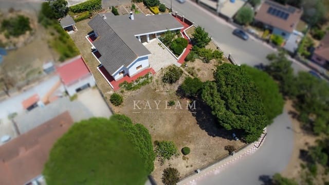 4 soveværelse Villa til salg i Aiguaviva Parc, Vidreres med garage - € 360.000 (Ref: 9947923)