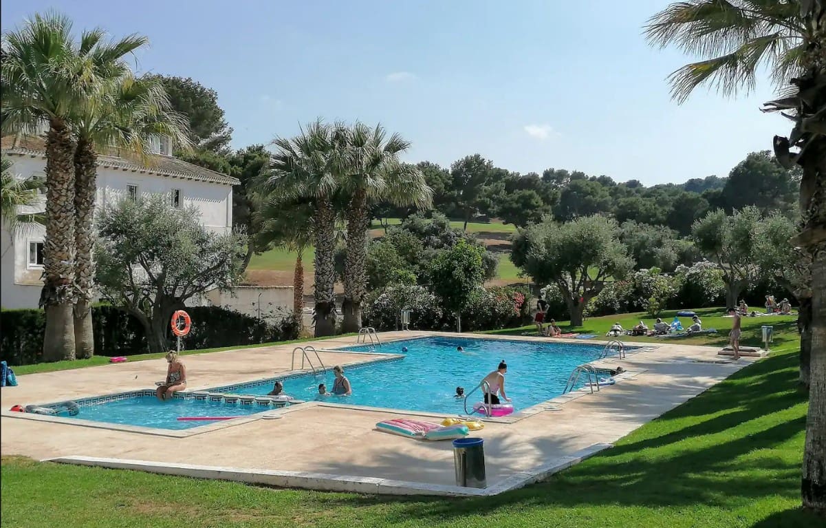 1 sovrum Lägenhet till salu i Orihuela Costa med pool - 139 900 € (Ref: 8374013)