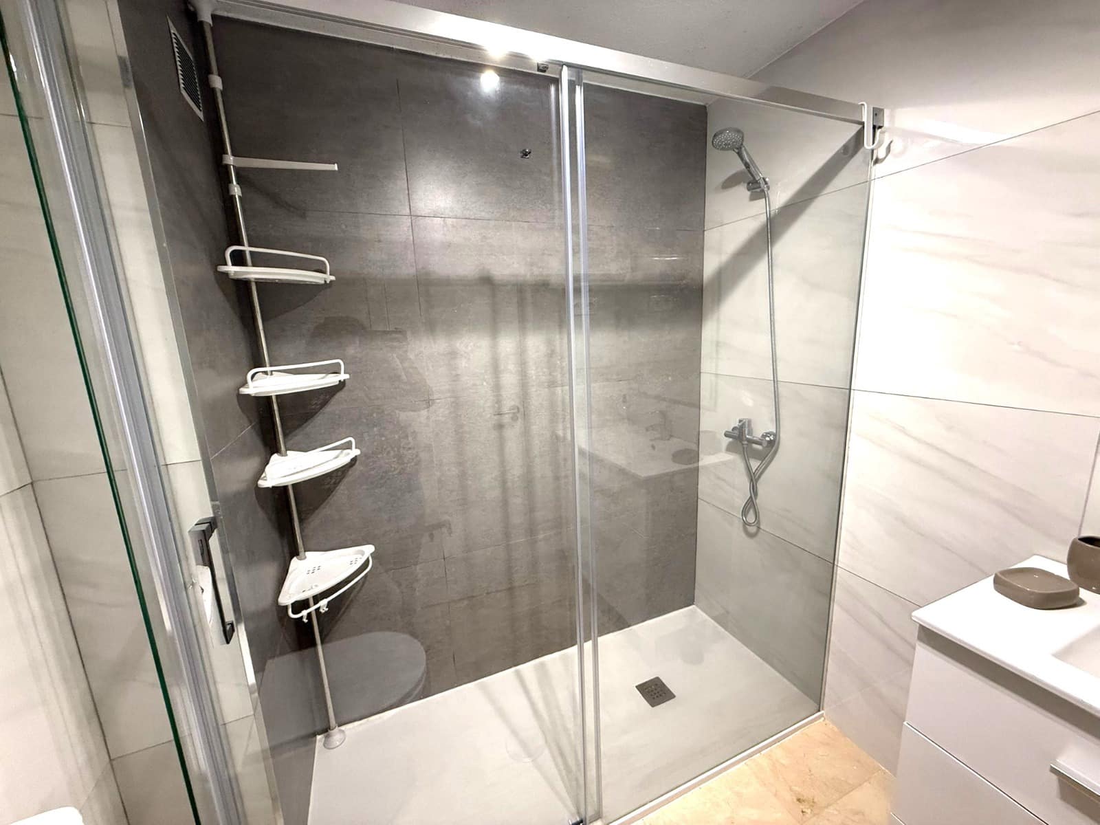 3 soveværelse Lejlighed til leje i Torrevieja - € 1.300 (Ref: 9340148)