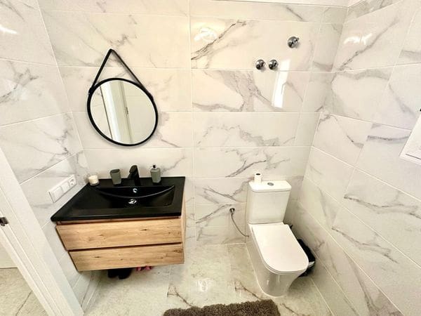 2 makuuhuone Huoneisto myytävänä paikassa Torrevieja mukana uima-altaan - 135 000 € (Ref: 9437823)