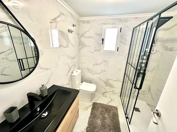 2 makuuhuone Huoneisto myytävänä paikassa Torrevieja mukana uima-altaan - 135 000 € (Ref: 9437823)