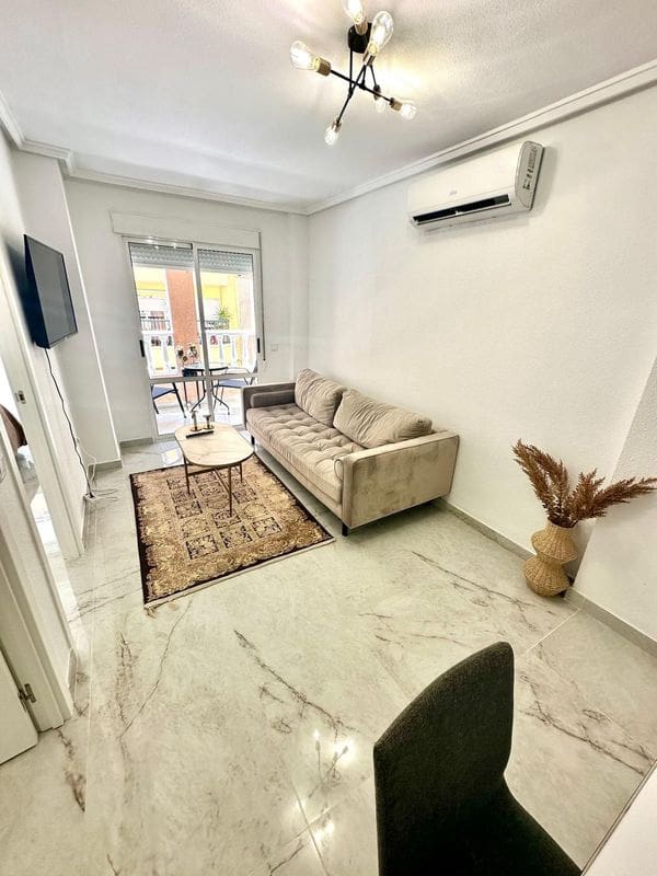 2 makuuhuone Huoneisto myytävänä paikassa Torrevieja mukana uima-altaan - 135 000 € (Ref: 9437823)