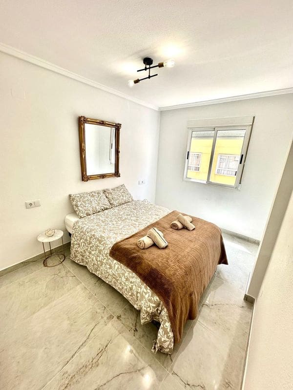 2 makuuhuone Huoneisto myytävänä paikassa Torrevieja mukana uima-altaan - 135 000 € (Ref: 9437823)