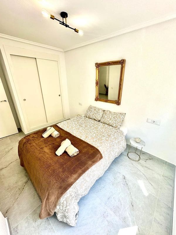 2 makuuhuone Huoneisto myytävänä paikassa Torrevieja mukana uima-altaan - 135 000 € (Ref: 9437823)