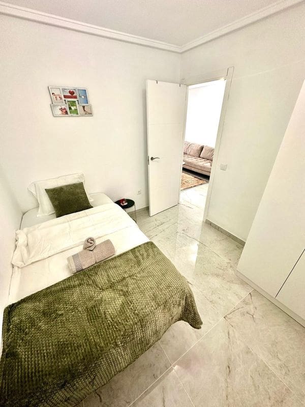 2 makuuhuone Huoneisto myytävänä paikassa Torrevieja mukana uima-altaan - 135 000 € (Ref: 9437823)