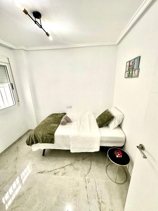 2 makuuhuone Huoneisto myytävänä paikassa Torrevieja mukana uima-altaan - 135 000 € (Ref: 9437823)