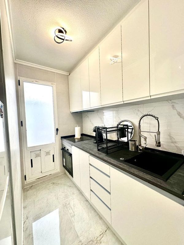 2 makuuhuone Huoneisto myytävänä paikassa Torrevieja mukana uima-altaan - 135 000 € (Ref: 9437823)