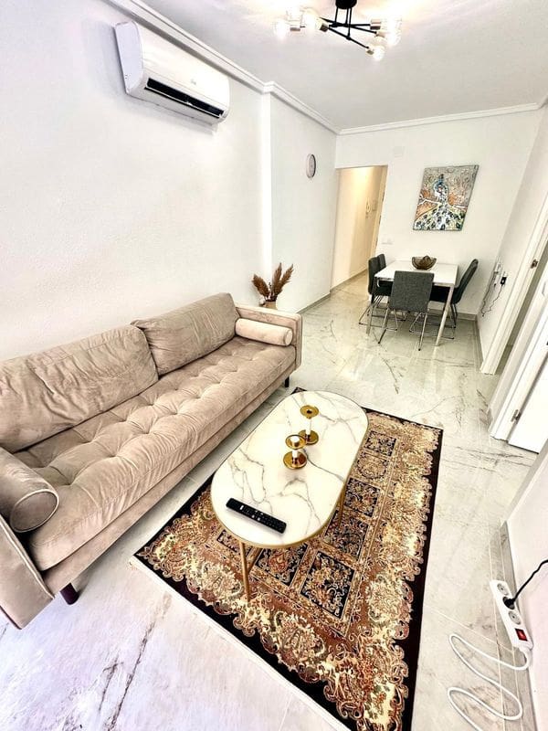 2 makuuhuone Huoneisto myytävänä paikassa Torrevieja mukana uima-altaan - 135 000 € (Ref: 9437823)