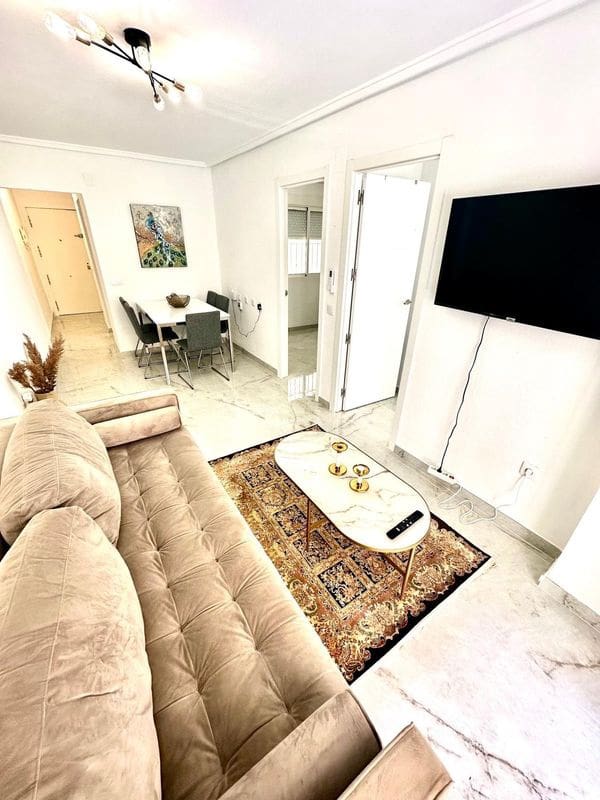 2 makuuhuone Huoneisto myytävänä paikassa Torrevieja mukana uima-altaan - 135 000 € (Ref: 9437823)