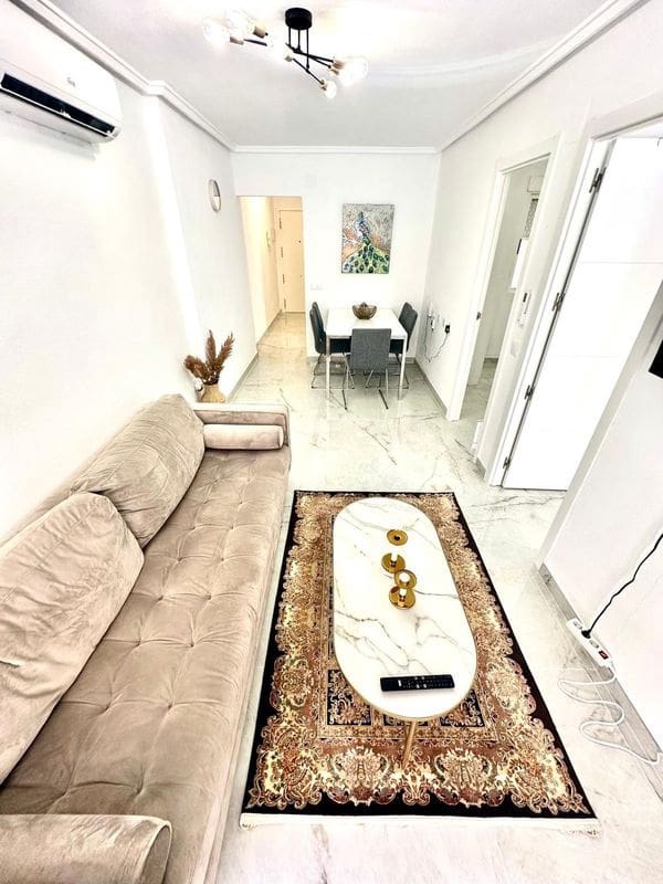 2 makuuhuone Huoneisto myytävänä paikassa Torrevieja mukana uima-altaan - 135 000 € (Ref: 9437823)