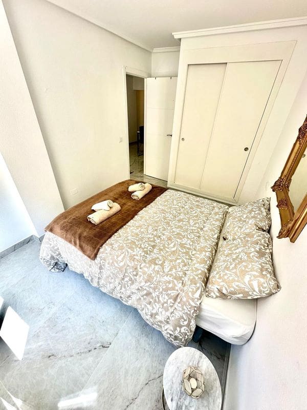 2 makuuhuone Huoneisto myytävänä paikassa Torrevieja mukana uima-altaan - 135 000 € (Ref: 9437823)