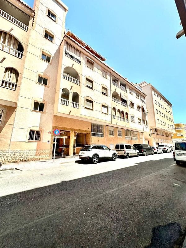 2 makuuhuone Huoneisto myytävänä paikassa Torrevieja mukana uima-altaan - 135 000 € (Ref: 9437823)