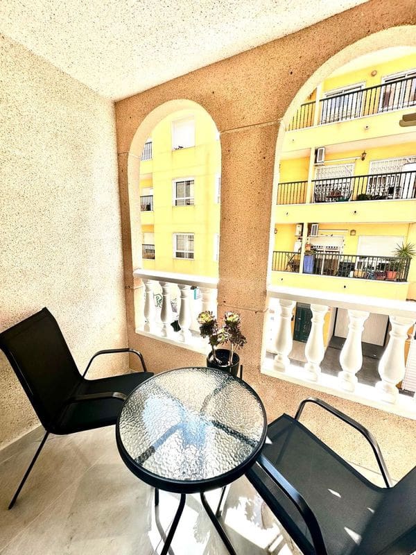 2 makuuhuone Huoneisto myytävänä paikassa Torrevieja mukana uima-altaan - 135 000 € (Ref: 9437823)