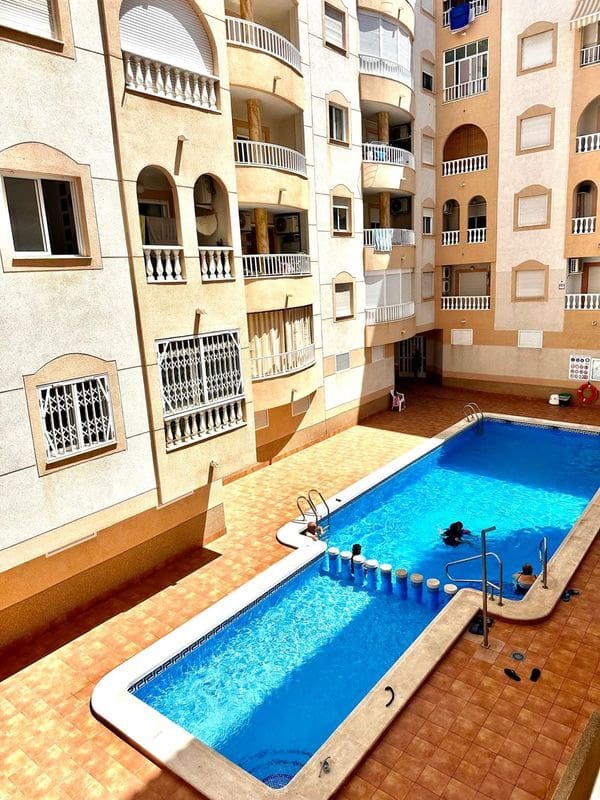 2 makuuhuone Huoneisto myytävänä paikassa Torrevieja mukana uima-altaan - 135 000 € (Ref: 9437823)