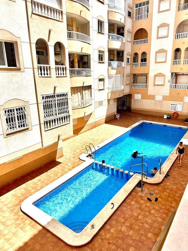 2 makuuhuone Huoneisto myytävänä paikassa Torrevieja mukana uima-altaan - 135 000 € (Ref: 9437823)