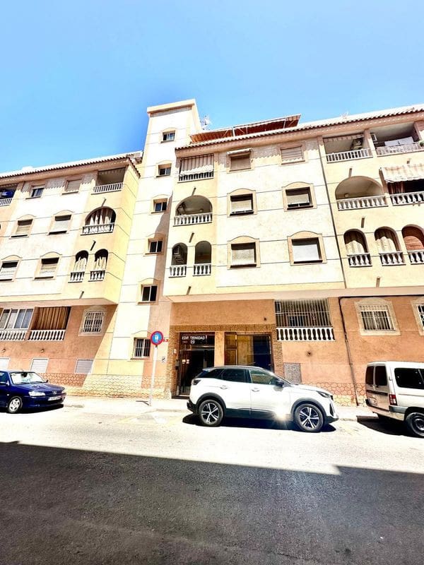 2 makuuhuone Huoneisto myytävänä paikassa Torrevieja mukana uima-altaan - 135 000 € (Ref: 9437823)