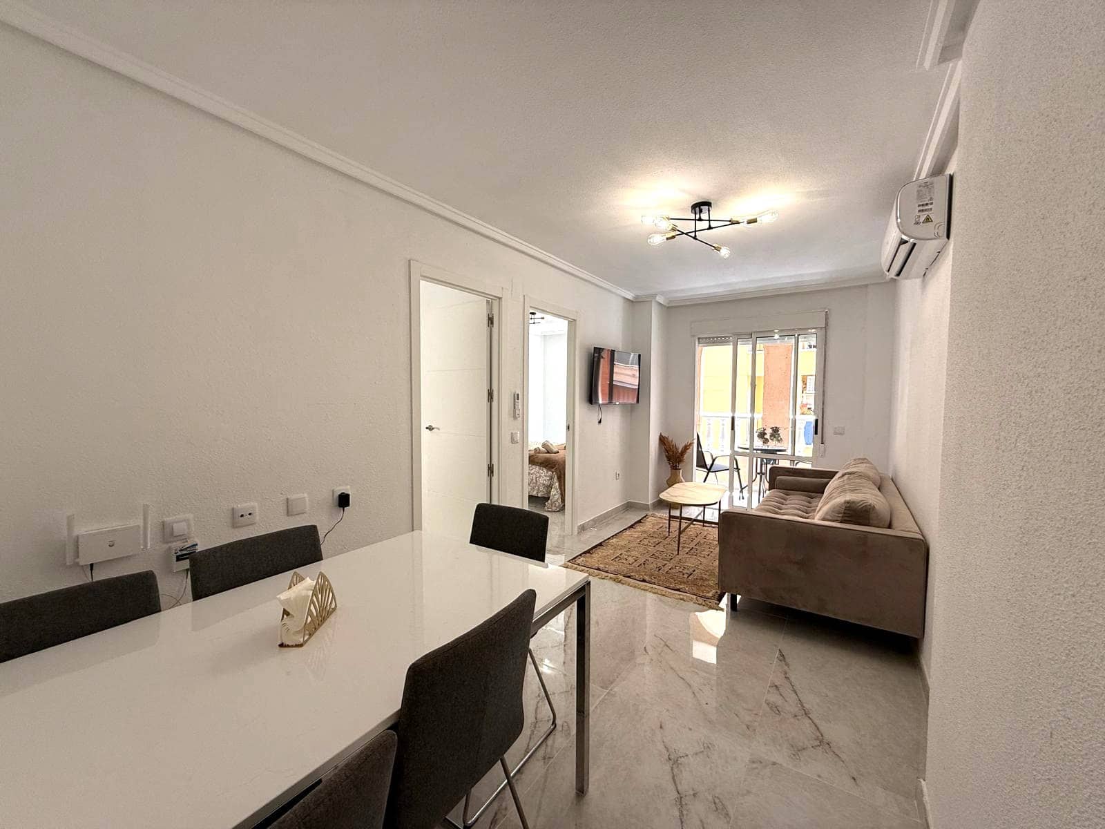 2 makuuhuone Huoneisto myytävänä paikassa Torrevieja mukana uima-altaan - 135 000 € (Ref: 9437823)