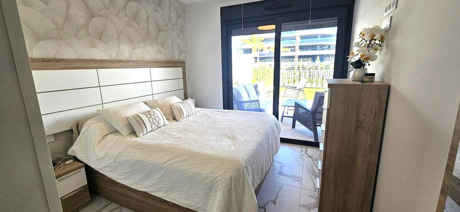 2 slaapkamer Appartement te huur in Torrevieja met zwembad garage - € 2.200 (Ref: 9559442)