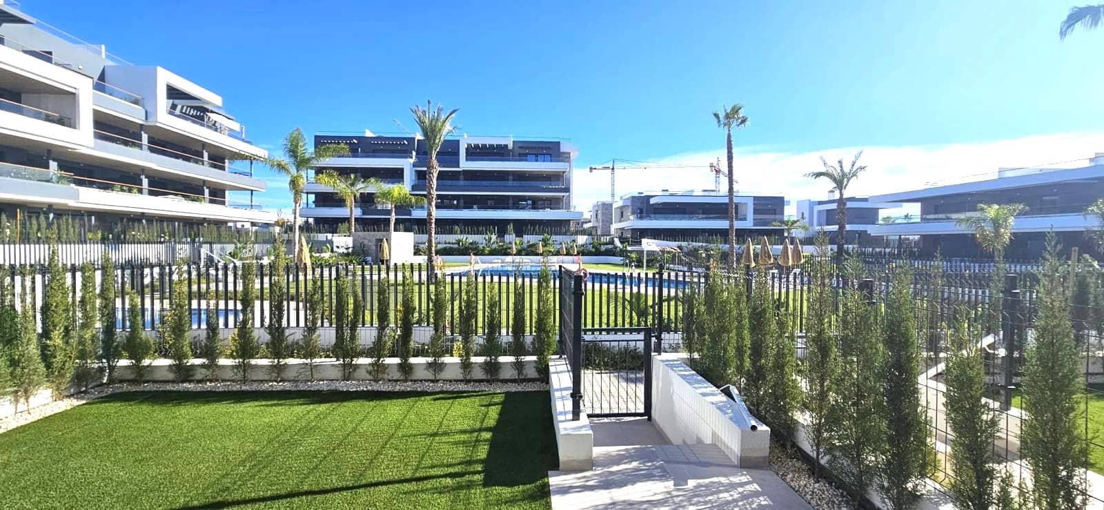 2 slaapkamer Appartement te huur in Torrevieja met zwembad garage - € 2.200 (Ref: 9559442)