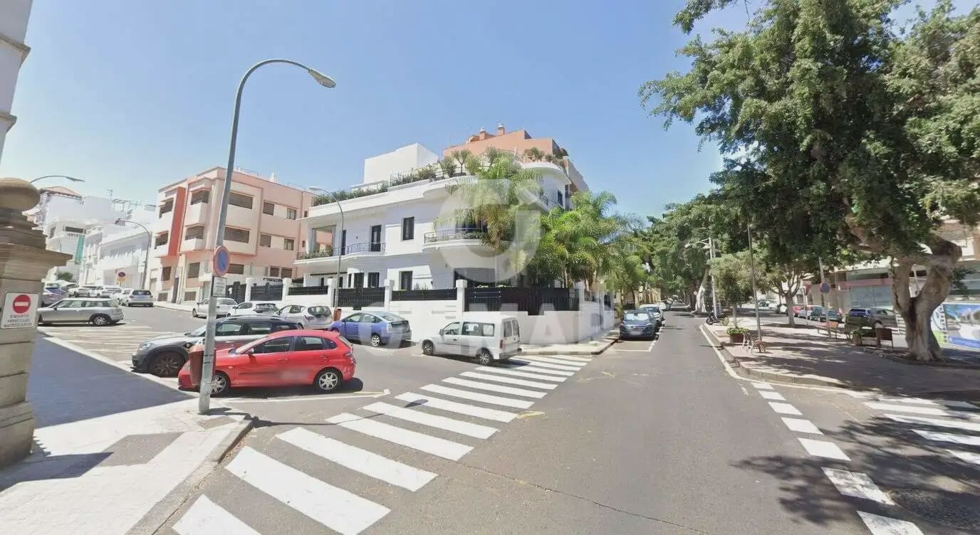 Commercial for sale in Santa Cruz de Tenerife - € 1,003,600 (Ref: 10023369)