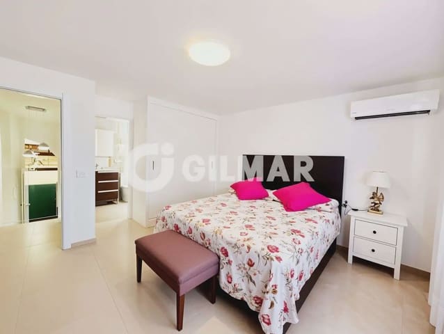 3 makuuhuone Rivitalo myytävänä paikassa San Eugenio Alto, Adeje mukana uima-altaan 
autotalli - 934 500 € (Ref: 10048072)