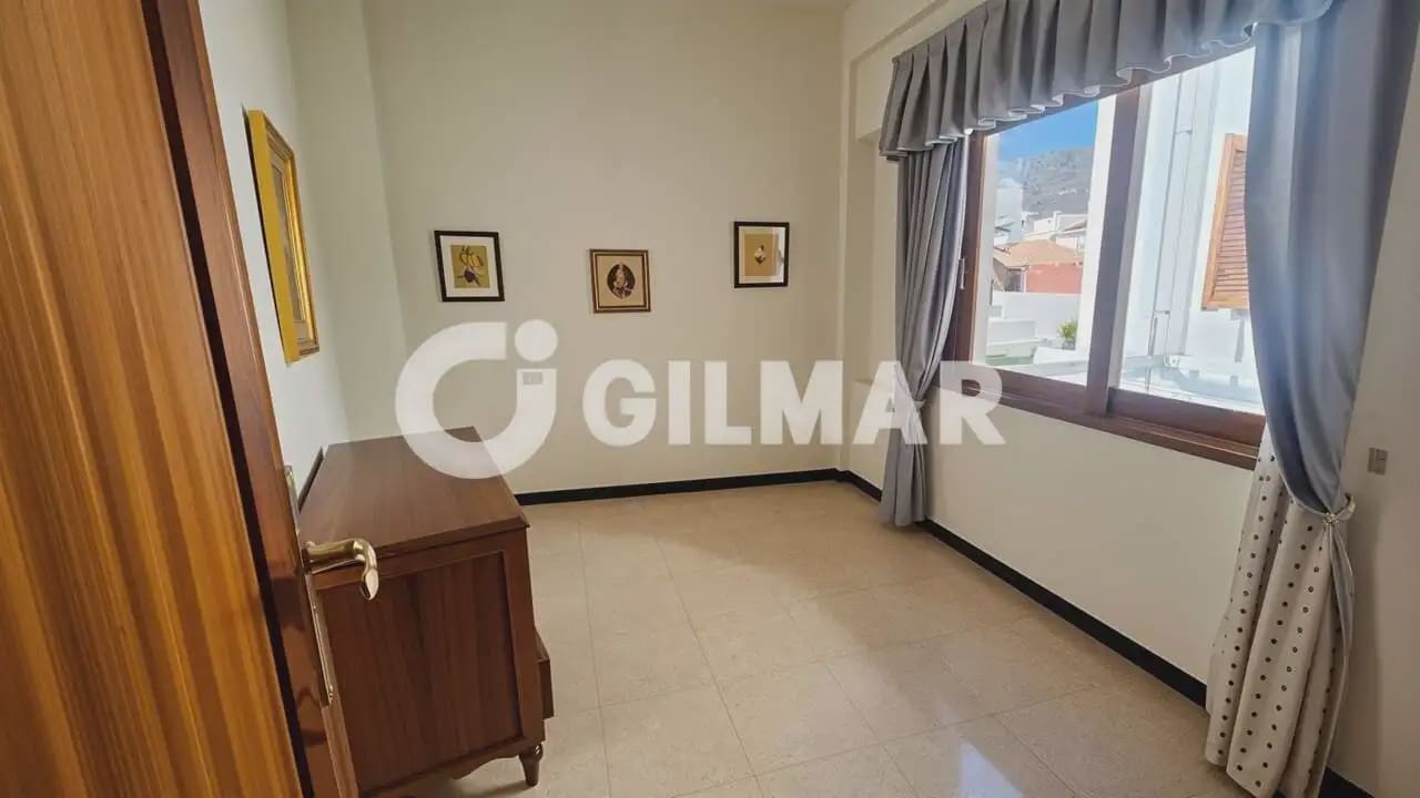 7 bedroom Semi-detached Villa for sale in Guia de Isora with garage - € 450,000 (Ref: 10168989)