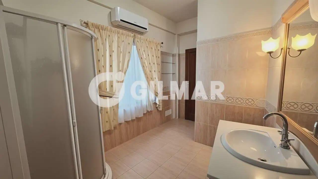 7 bedroom Semi-detached Villa for sale in Guia de Isora with garage - € 450,000 (Ref: 10168989)