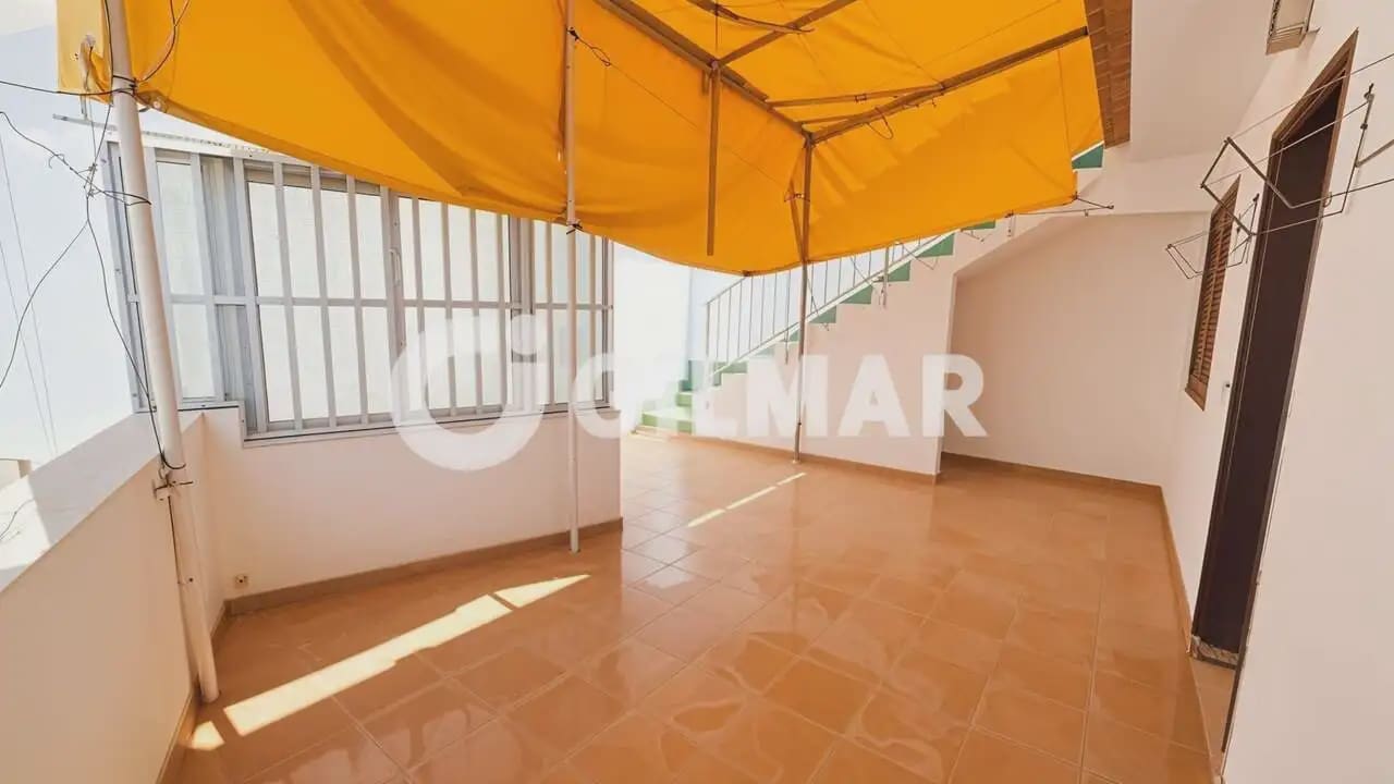7 bedroom Semi-detached Villa for sale in Guia de Isora with garage - € 450,000 (Ref: 10168989)
