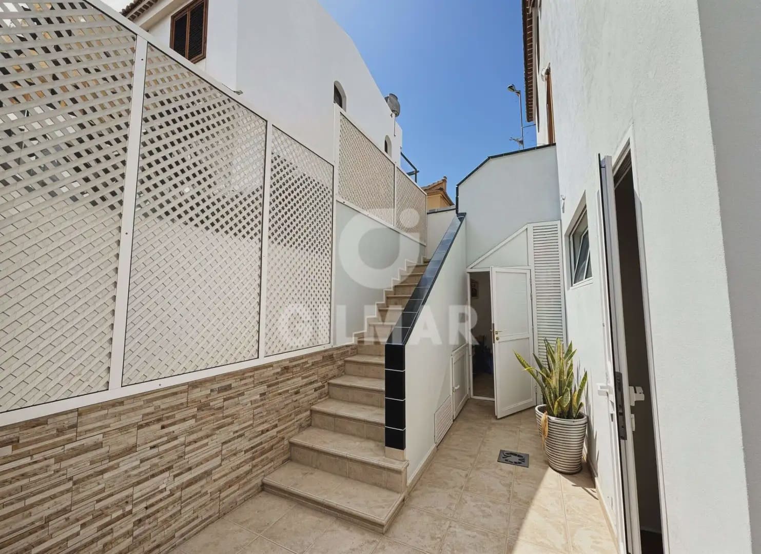 3 bedroom Semi-detached Villa for sale in Costa del Silencio with pool - € 425,000 (Ref: 10169004)