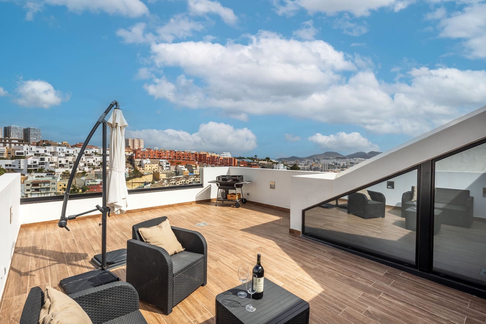 4 soveværelse Rækkehus til salg i Las Palmas de Gran Canaria med garage - € 680.000 (Ref: 8338560)