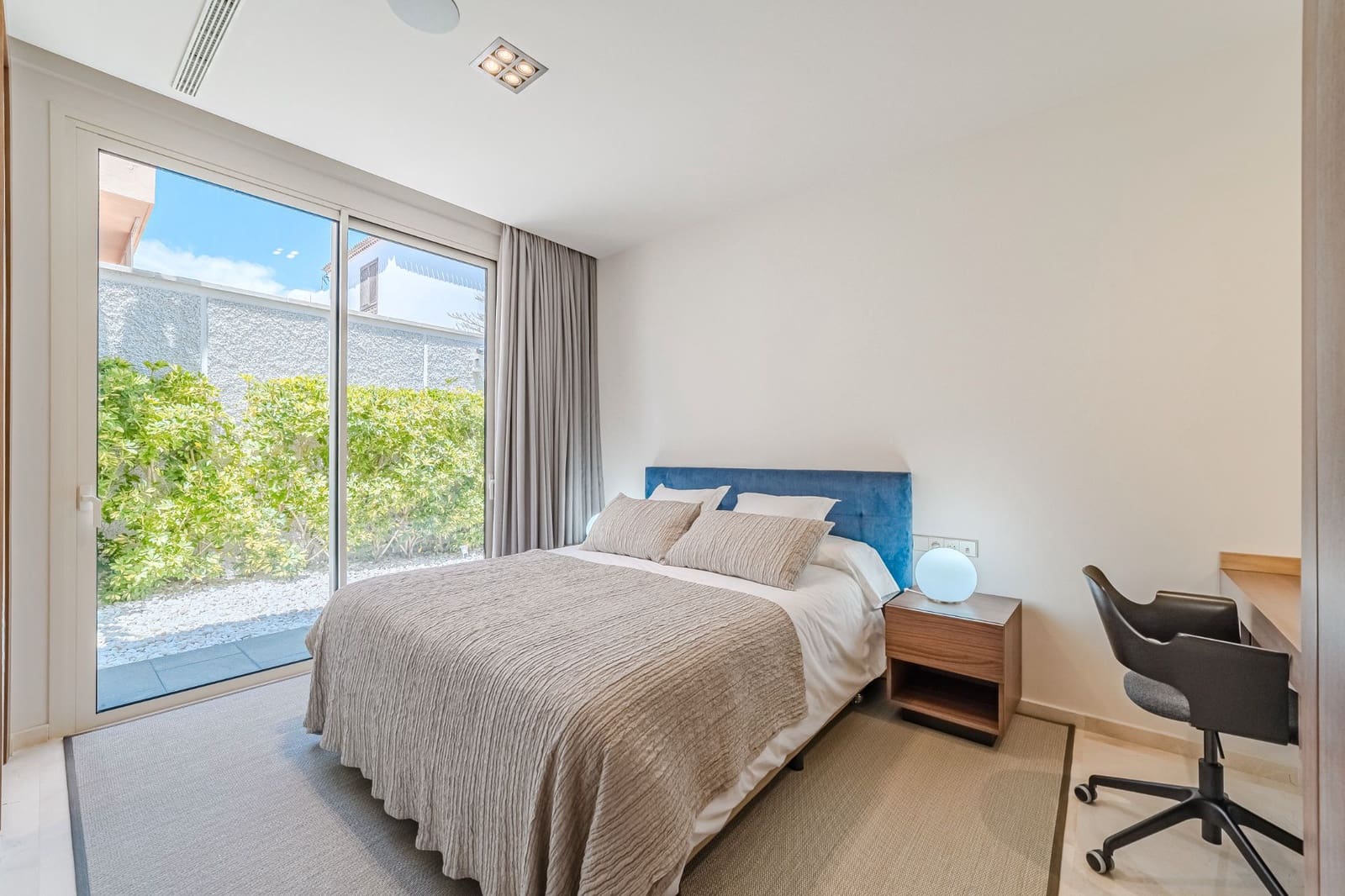 4 soveværelse Villa til salg i Arona med swimmingpool garage - € 3.250.000 (Ref: 9165380)