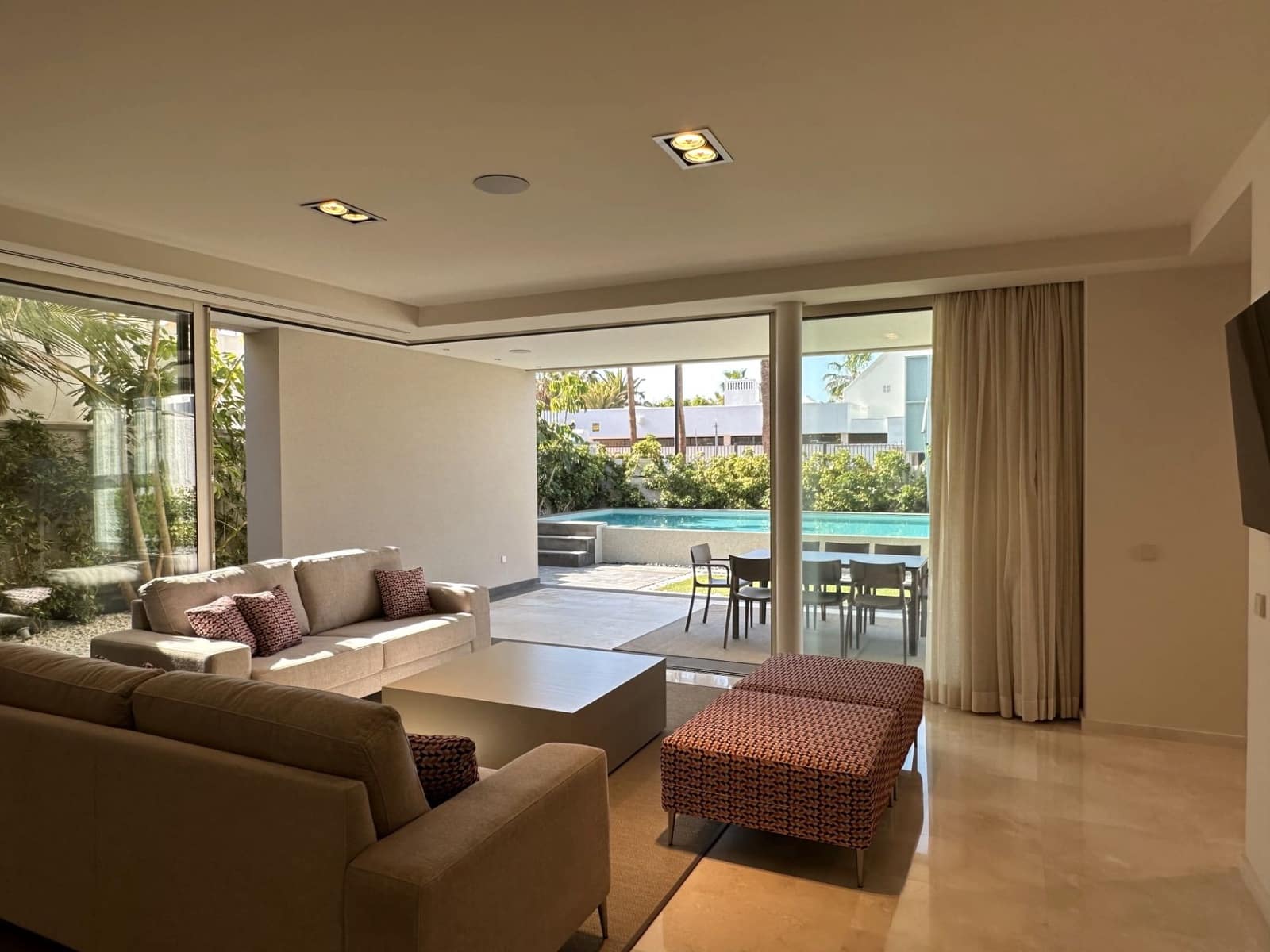 4 soveværelse Villa til salg i Arona med swimmingpool garage - € 3.250.000 (Ref: 9165380)