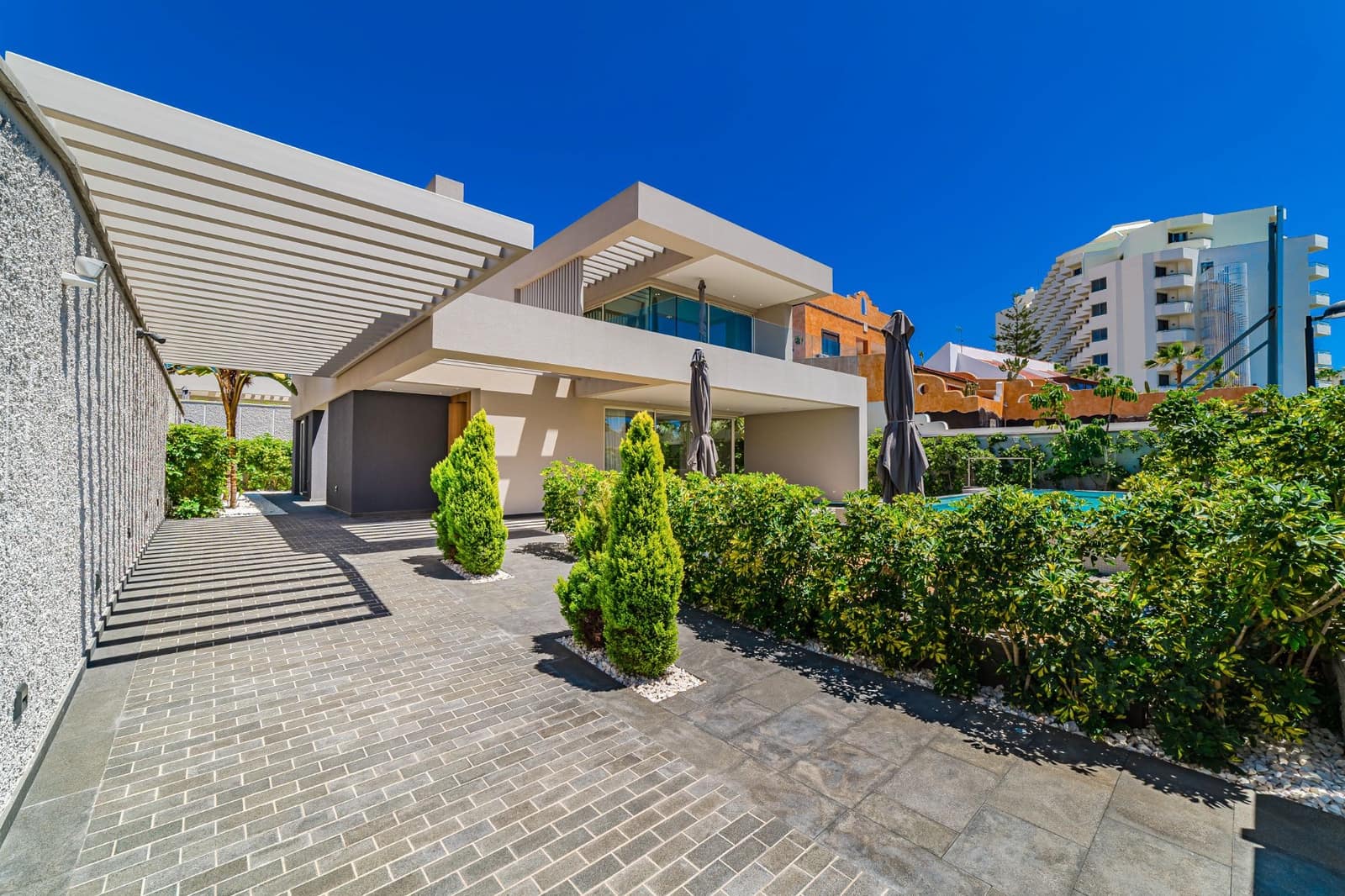 4 soveværelse Villa til salg i Arona med swimmingpool garage - € 3.250.000 (Ref: 9165380)