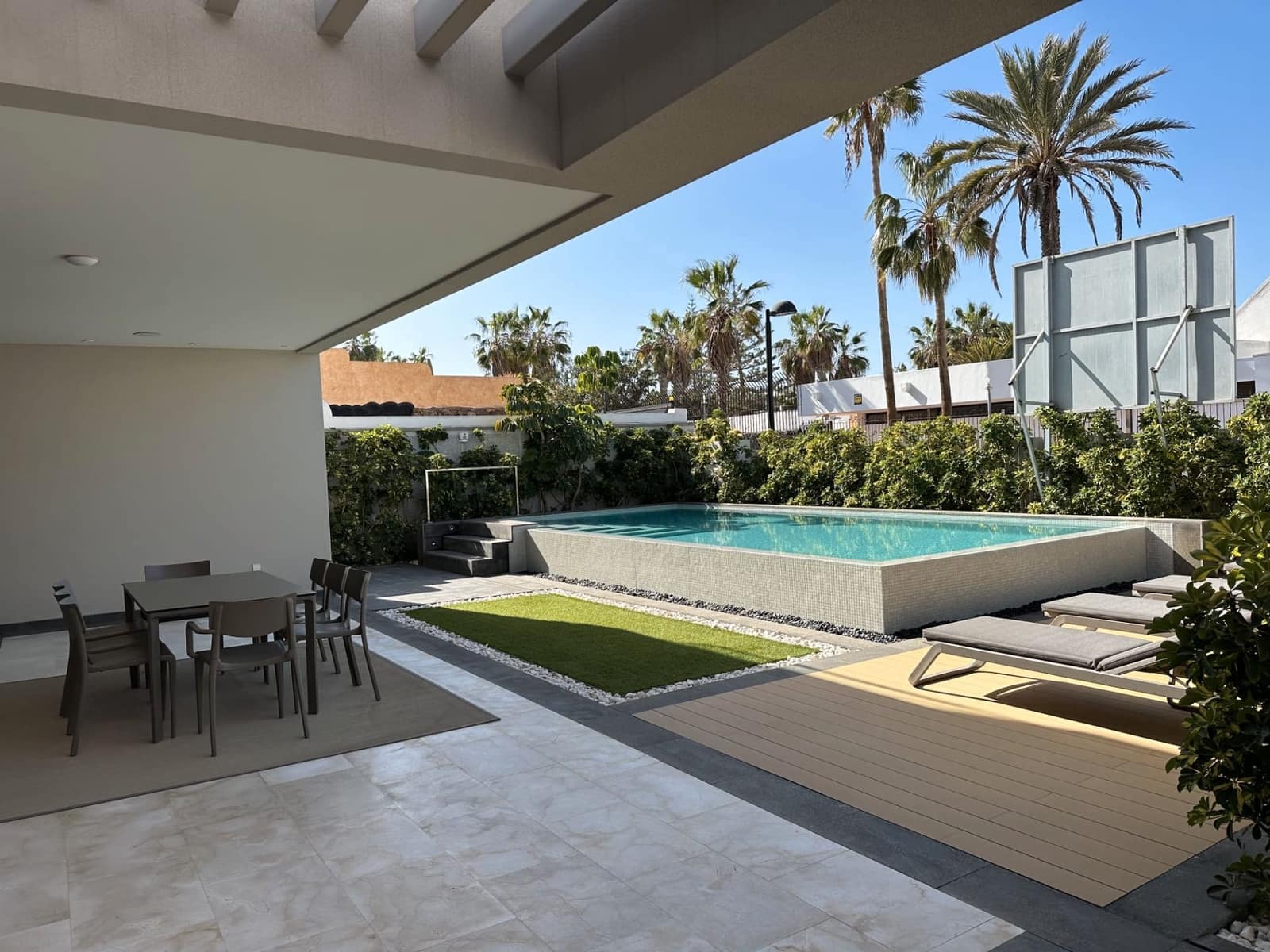 4 soveværelse Villa til salg i Arona med swimmingpool garage - € 3.250.000 (Ref: 9165380)