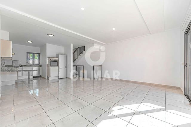 3 chambre Villa/Maison Semi-Mitoyenne à vendre à Playa del Duque, Adeje avec piscine - 940 000 € (Ref: 9532900)