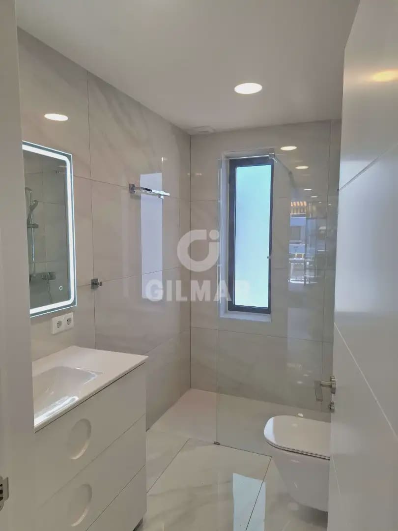 2 quarto Apartamento de Praia para venda em Playa de las Americas com piscina - 479 000 € (Ref: 9631843)