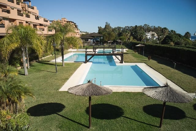 2 quarto Penthouse para venda em Estepona com piscina garagem - 850 000 € (Ref: 10025271)