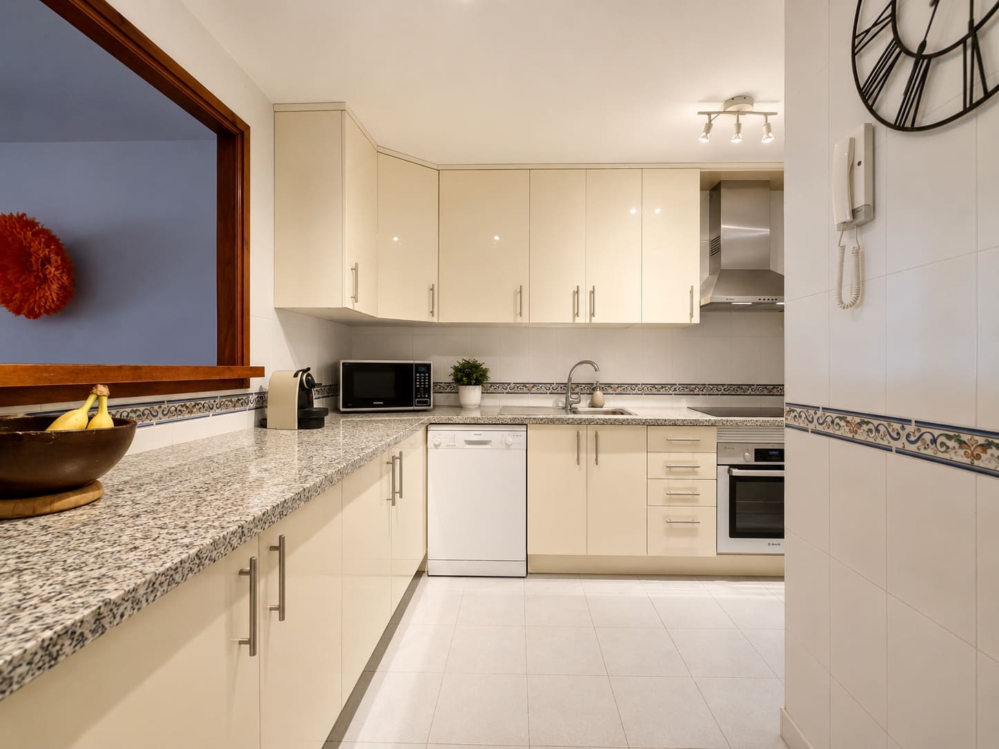 2 bedroom Apartment for rent in Manilva with pool garage - € 1,400 (Ref: 10037120)