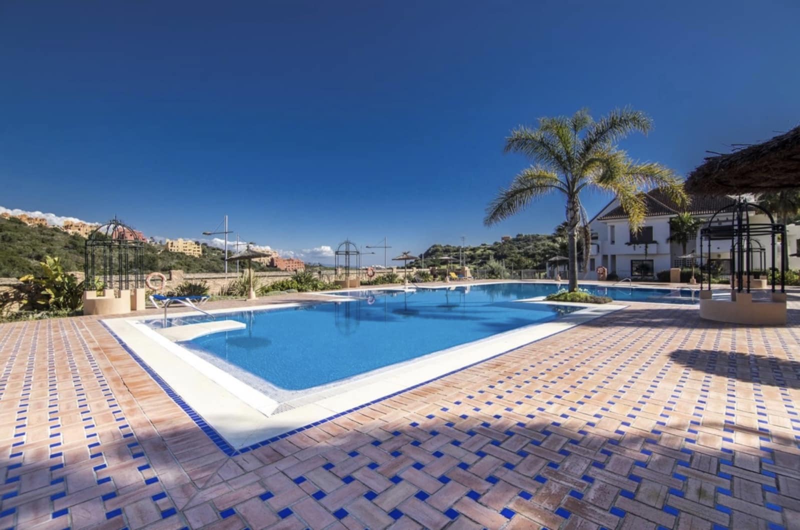 2 bedroom Apartment for rent in Manilva with pool garage - € 1,400 (Ref: 10037120)