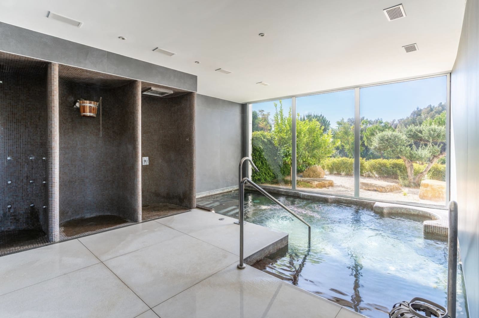 2 soverom Leilighet til salgs i Estepona med svømmebasseng garasje - € 898 000 (Ref: 10075447)