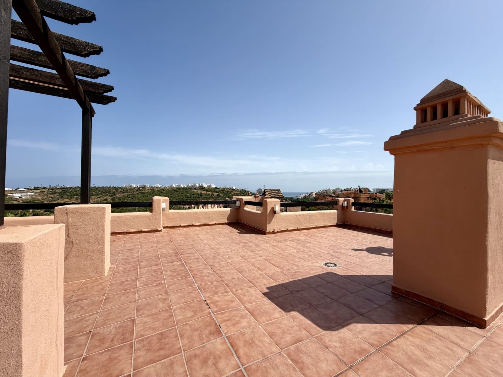 3 sypialnia Penthouse do wynajęcia w Casares z basenem garażem - 1 600 € (Ref: 10077762)