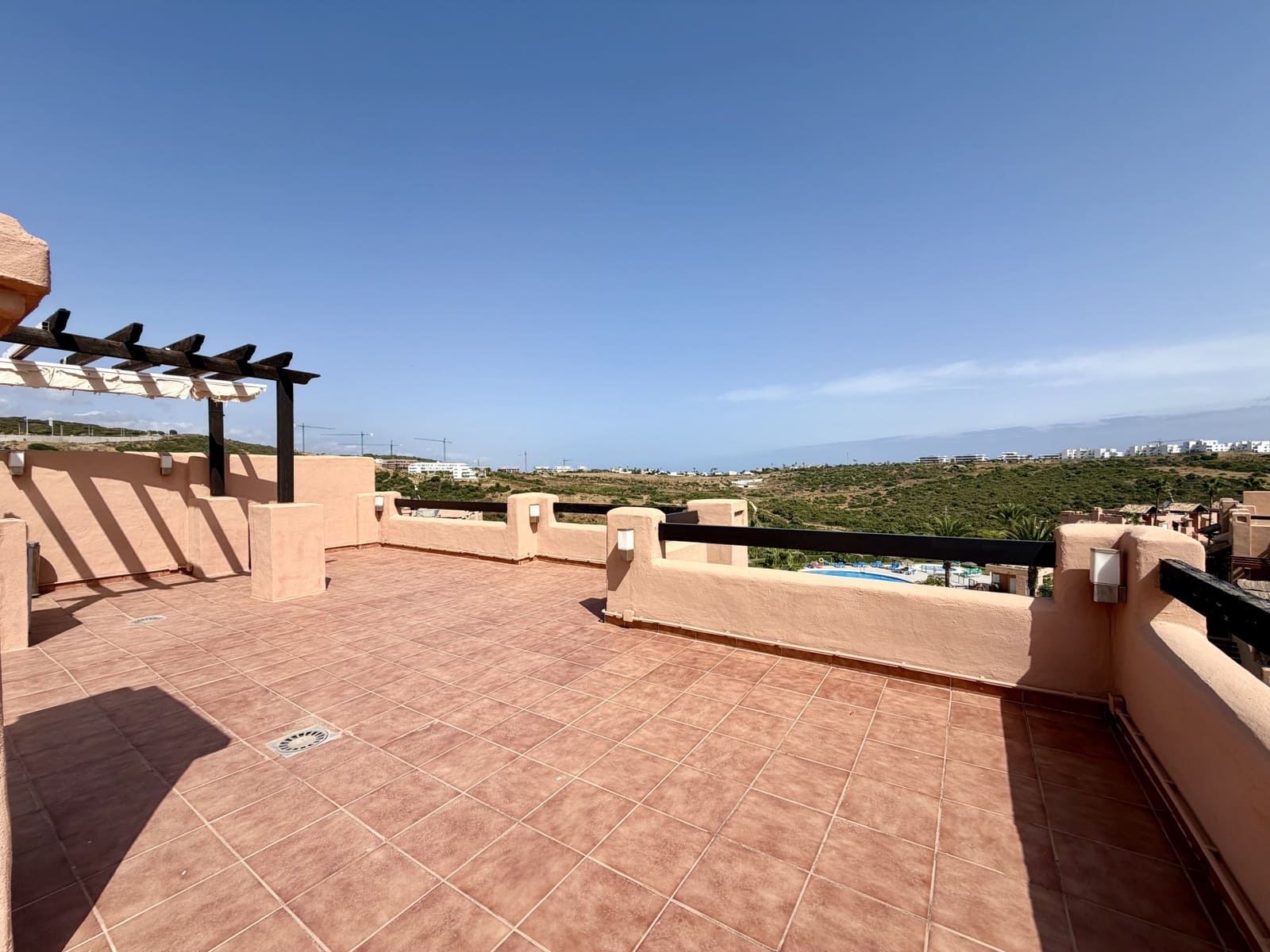 3 sypialnia Penthouse do wynajęcia w Casares z basenem garażem - 1 600 € (Ref: 10077762)