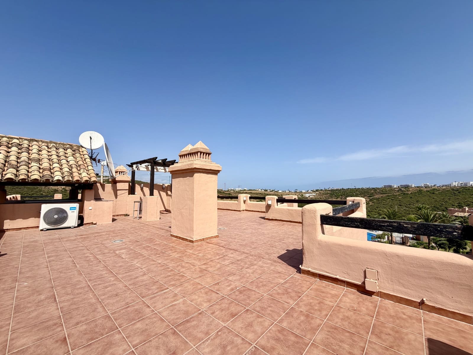 3 sypialnia Penthouse do wynajęcia w Casares z basenem garażem - 1 600 € (Ref: 10077762)