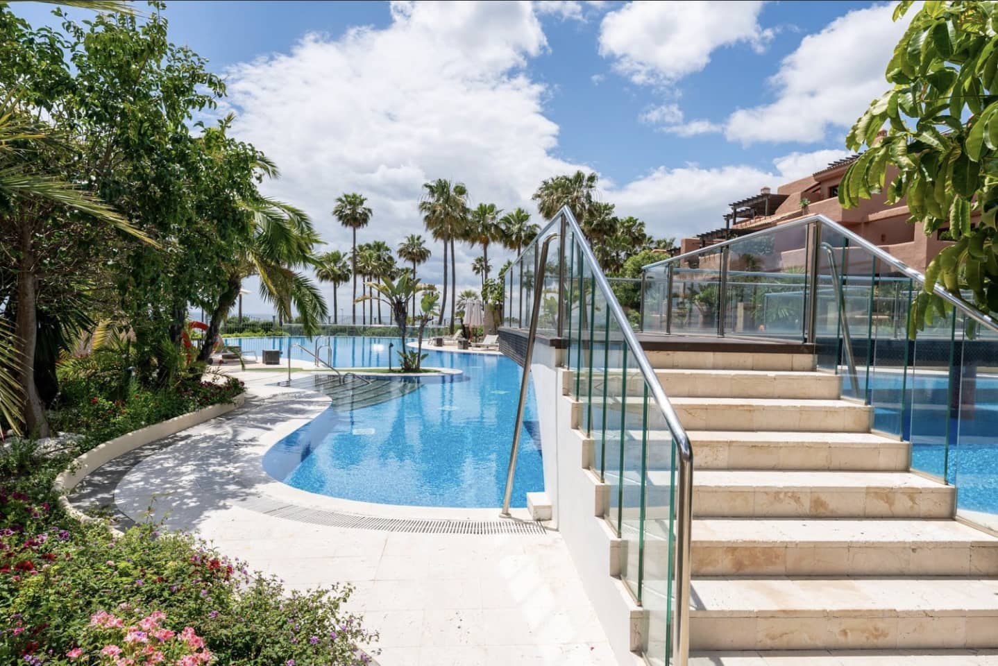 2 quarto Apartamento para venda em Estepona com piscina garagem - 750 000 € (Ref: 10077763)