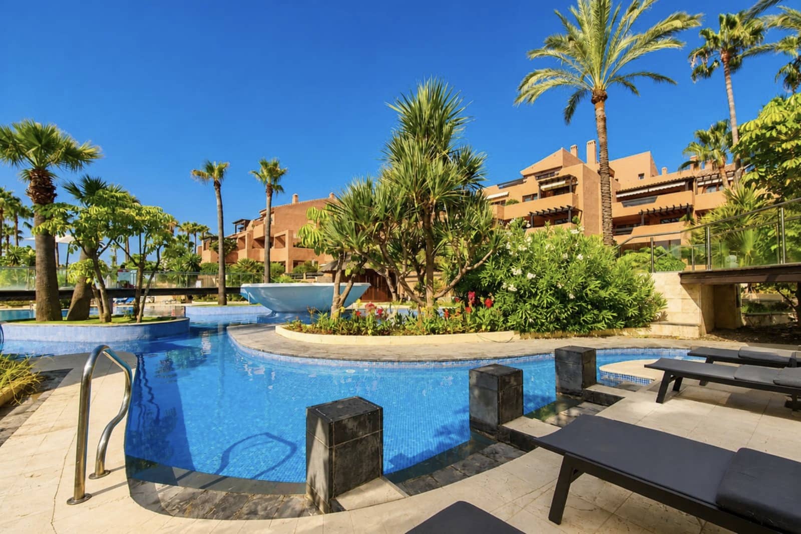 2 quarto Apartamento para venda em Estepona com piscina garagem - 750 000 € (Ref: 10077763)
